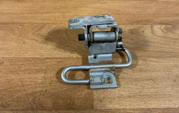 Audi TT Mk1 Front door lower hinge 8N0831411