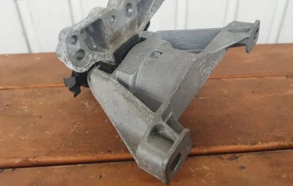Peugeot 308 Engine mount bracket 4A103720