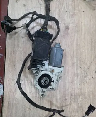 Seat Toledo II (1M) Front door window regulator motor 101386102