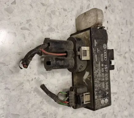 Volkswagen PASSAT B4 Coolant fan relay 357919506A 8948719000
