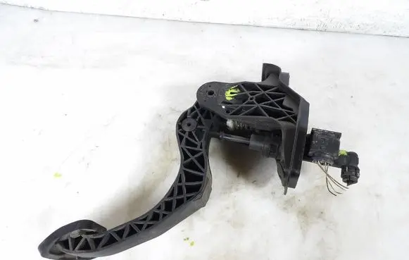 Accelerator throttle pedal