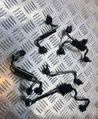 BMW 5 E39 Fuel injector supply line/pipe 