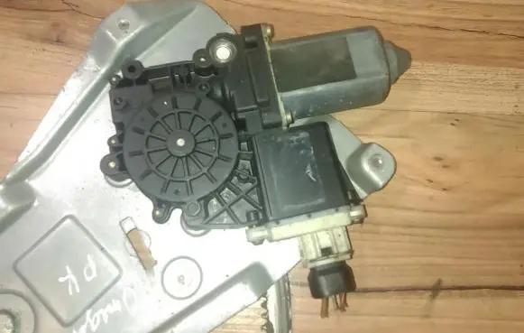 Opel Omega B1 Front door window regulator motor 