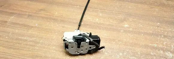 Opel Insignia A Front door lock 3023880