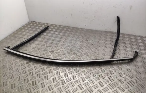 KIA Sorento Front door glass trim molding
