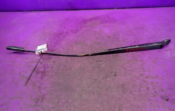 Renault Clio III Front wiper blade arm 8200268917