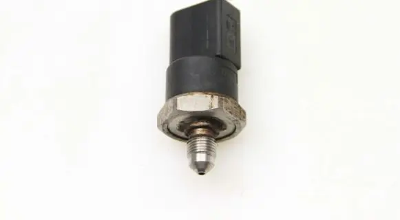 Volkswagen PASSAT B6 Fuel pressure sensor 