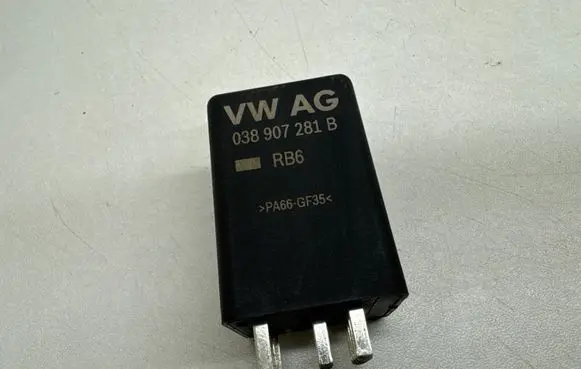 Volkswagen PASSAT B7 Glow plug pre-heat relay 038907281B