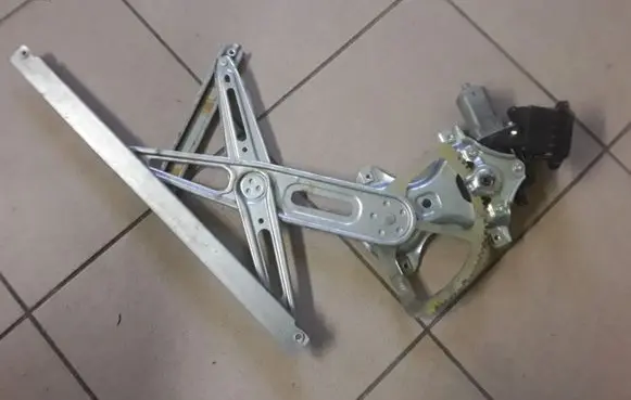 Toyota Avensis T270 Front door manual window regulator 8571005050C 912020103