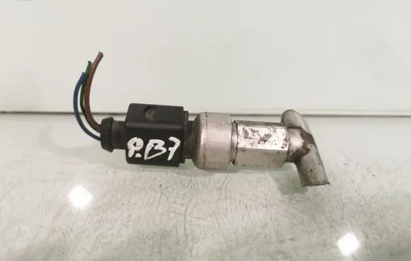 Volkswagen PASSAT B7 Air conditioning (A/C) pressure sensor 