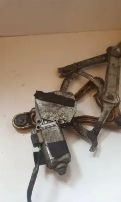Mercedes-Benz E W124 Front door window regulator with motor 0130821138 680615790