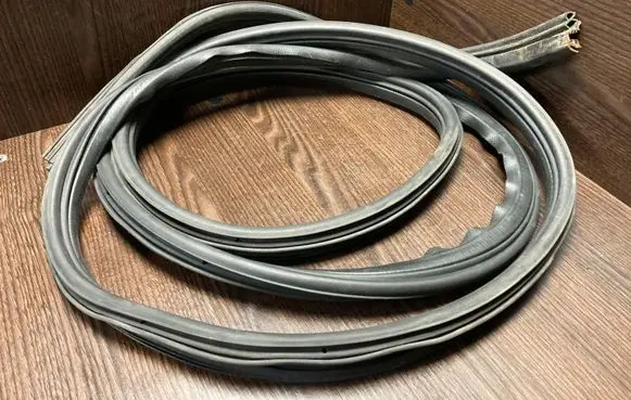 Iveco Daily 5th gen Front door rubber seal 504203320