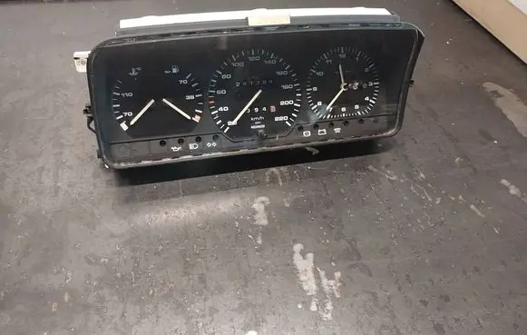 Volkswagen PASSAT B3 Speedometer (instrument cluster) 357919033A