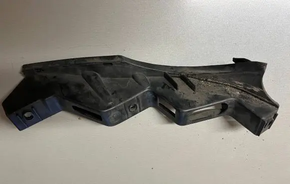 Volkswagen PASSAT B6 Front bumper mounting bracket 3C0807890