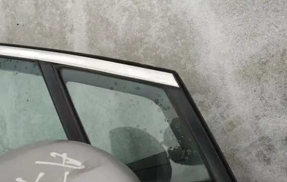 Toyota Avensis T270 Front door vent window glass four-door 