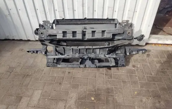Volkswagen Touareg II Radiator support slam panel