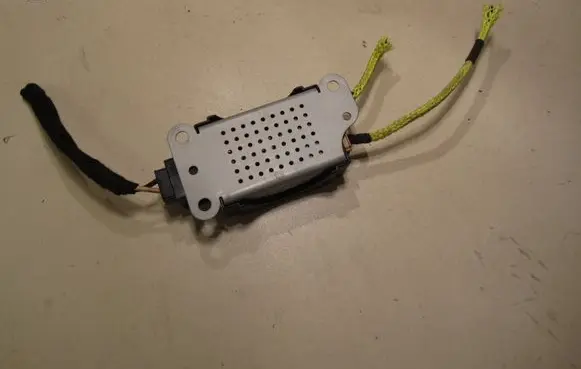 Volkswagen Golf V Aerial antenna amplifier 5M0035570B 7617310031