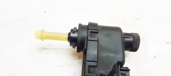 Opel Omega A Headlight level adjustment motor 0132008306