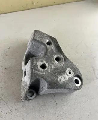 Jeep Cherokee Gearbox mounting bracket 68141735ac 68141735a