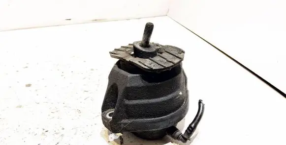 BMW 5 E60 E61 Engine mount bracket 6761092 586312F 15934612