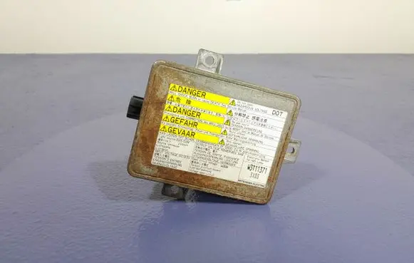 Mazda 3 I Voltage converter/converter module W3T11371