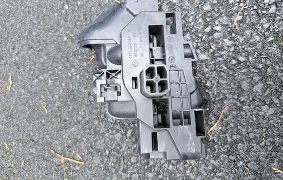 BMW 7 G11 G12 Radiator mount bracket 8632125
