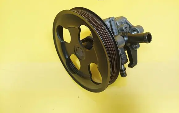 Mitsubishi Carisma Power steering pump 