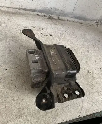 Volkswagen Golf VII Engine mount bracket