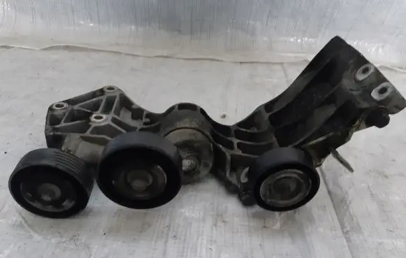 Mercedes-Benz A W169 Generator/alternator bracket A6402021040