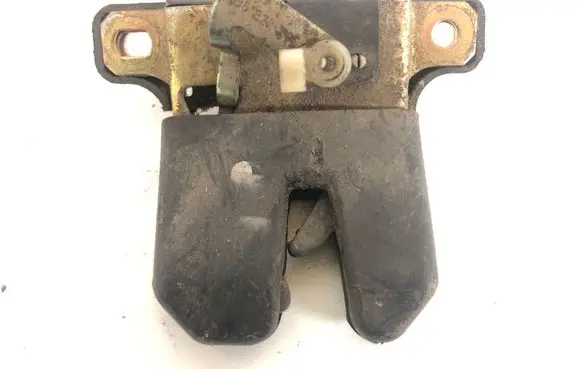 Audi A4 S4 B5 8D Tailgate/trunk/boot lock/catch/latch 8D5827505A