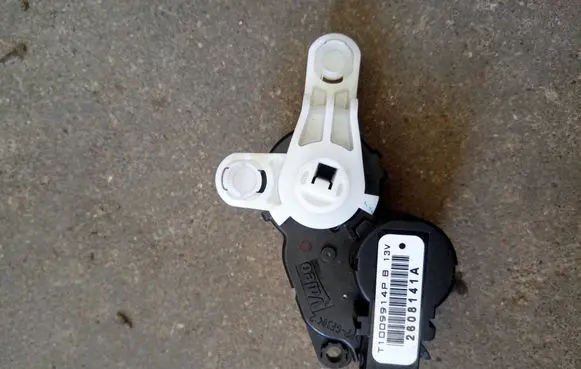 Nissan Leaf I (ZE0) A/C air flow flap actuator/motor T1009914P 2608141A