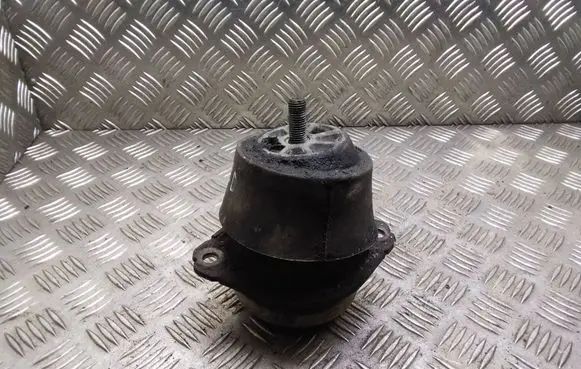 Volkswagen Touareg I Engine mount bracket
