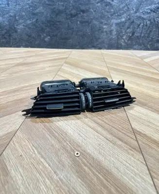Mercedes-Benz C W204 Dash center air vent grill A2048308054