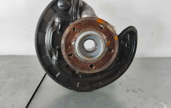Rear wheel hub spindle/knuckle