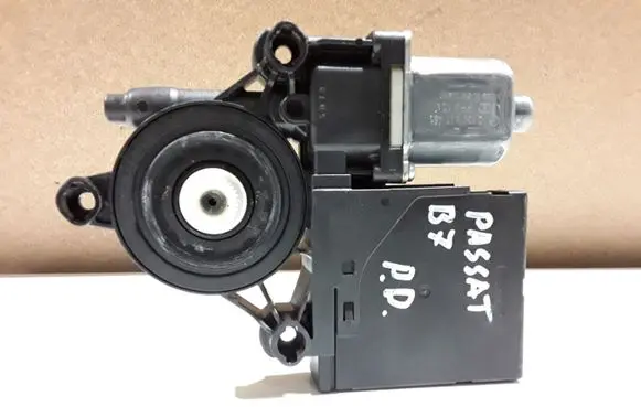 Volkswagen PASSAT B7 Front door window regulator motor 3AA959702A 3C0959792C