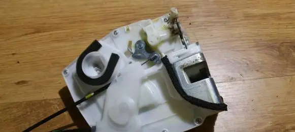 Suzuki Swift I Rear door lock