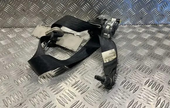 Nissan Juke I F15 Front seatbelt 010L000
