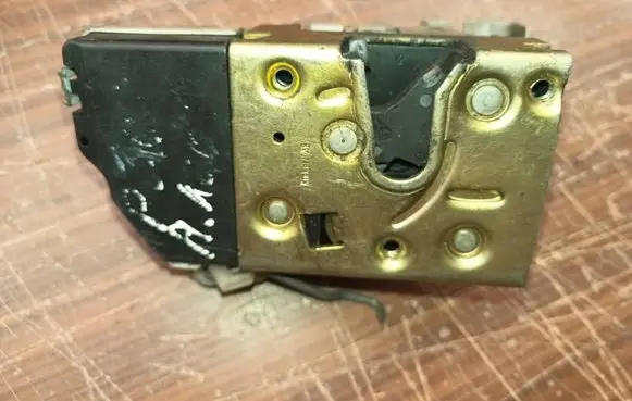 Peugeot 307 Front door lock 