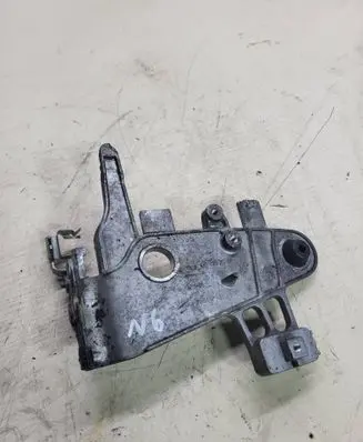 Mercedes-Benz C W204 Air filter cleaner box bracket assembly A6510902241 211550101