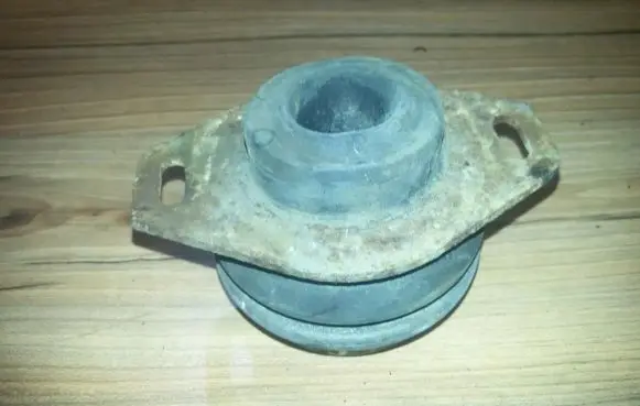 Peugeot 406 Engine mount bracket
