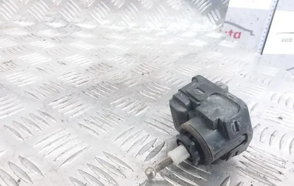 Headlight level adjustment motor