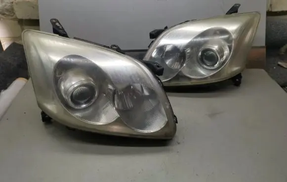 Toyota Avensis T250 Headlights/headlamps set 