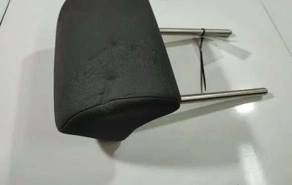 Volkswagen Golf Plus Front seat headrest 