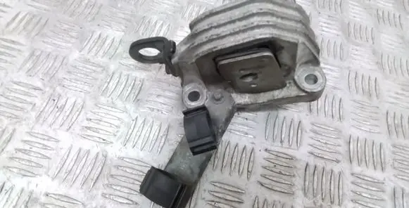 Engine mount bracket