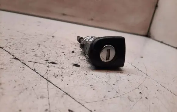 Volkswagen Polo Coupe door lock (next to the handle) 
