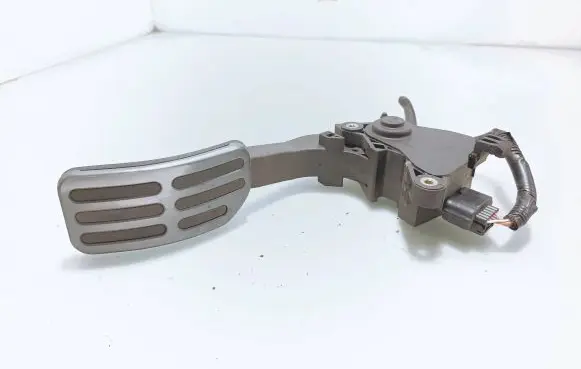 Nissan Juke I F15 Accelerator throttle pedal 180023RA0B 13316A 00421