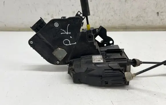 Land Rover Discovery 5 Front door lock HY32203A29BB