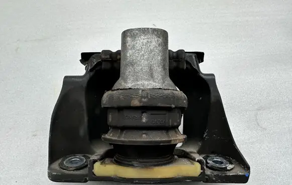 Volvo XC90 Engine mount bracket 32222219