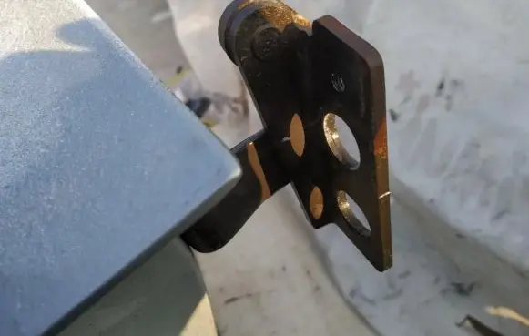 Tailgate/trunk/boot hinge