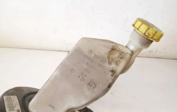 Brake fluid reservoir